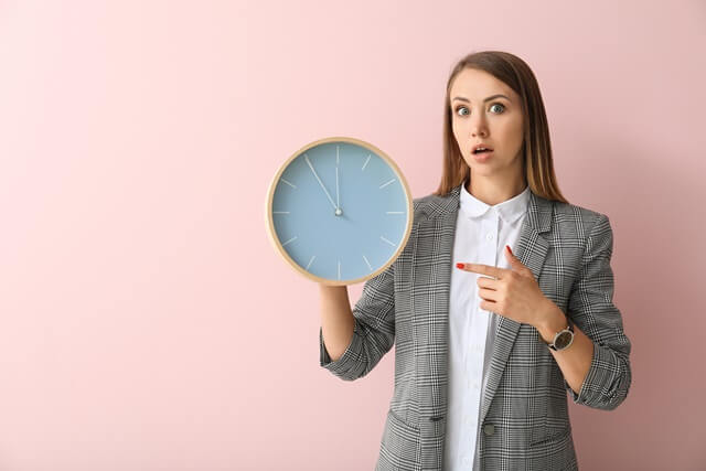 여성이 시간관리의 중요성에 대해 알려주고 있다.